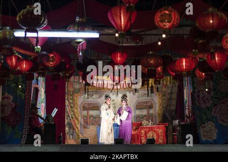 Scene di backstage dell'opera cinese al tempio Shen Sze She Yar, Kajang a Kuala Lumpur, Malesia, il 28 2017 agosto. Il tempio celebra l'anniversario di Xian si Shi Ye. (Foto di Chris Jung/NurPhoto) Foto Stock