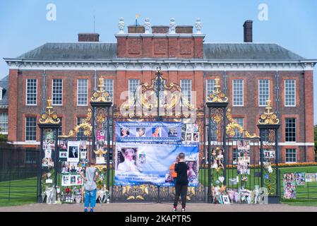 Tributo alle porte dorate di Kensington Palace, in vista del 20th° anniversario della morte della principessa Diana a Londra, Regno Unito, il 29 agosto 2017. La gente ha cominciato a pagare il tributo e il rispetto, giorni prima dell'anniversario, che è il 31st agosto. (Foto di Alberto Pezzali/NurPhoto) Foto Stock