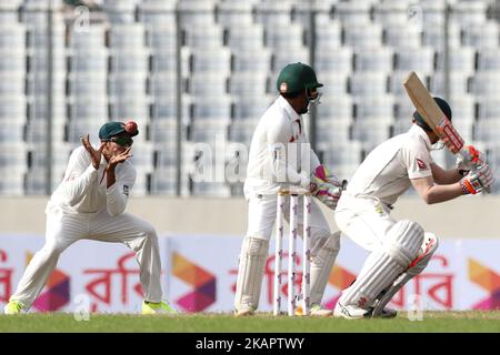 L'australiano David Warner suona un colpo mentre il fielder del Bangladesh Soumya Sarkar ha perso la possibilità di uscire durante il terzo giorno della prima partita di test tra Bangladesh e Australia allo Shere Bangla National Stadium il 29 agosto 2017 a Mirpur, Bangladesh. (Foto di Ahmed Salahuddin/NurPhoto) Foto Stock