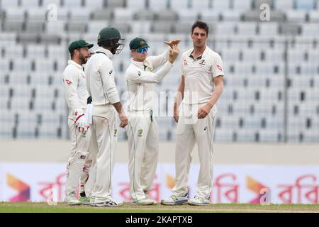 Il capitano della squadra del cricket australiano Steve Smith prende una revisione durante il giorno tre della prima partita di prova fra il Bangladesh e l'Australia allo Stadio nazionale di Shere Bangla il 29 agosto 2017 a Mirpur, Bangladesh. (Foto di Ahmed Salahuddin/NurPhoto) Foto Stock