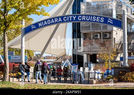 Cascate del Niagara, Ontario, Canada - 27 2022 ottobre: Tour in barca della città del Niagara. Stagione fogliame autunnale. Foto Stock