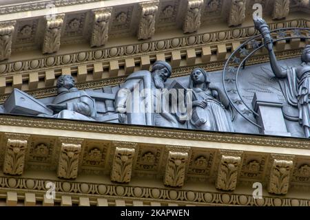 Dettagli della facciata della Biblioteca Nazionale di Rio de Janeiro, Brasile - 11 settembre 2022: Dettagli della facciata della Biblioteca Nazionale in downtow Foto Stock