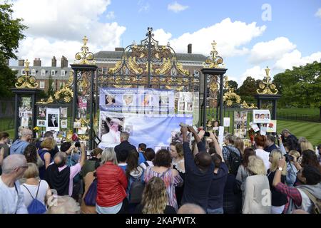 I bravisti e gli 'entusiasti' reali si riuniscono fuori dalle porte di Kensington Palace, dove continuano ad essere lasciati i tributi, il 20th° anniversario della morte della principessa Diana il 31 agosto 2017 a Londra, Inghilterra. Oggi ricorre il 20th° anniversario della morte della principessa Diana. (Foto di Alberto Pezzali/NurPhoto) Foto Stock