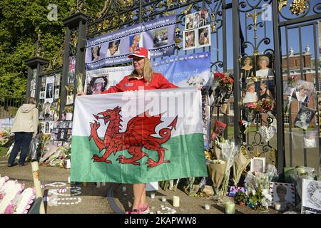 I bravisti e gli 'entusiasti' reali si riuniscono fuori dalle porte di Kensington Palace, dove continuano ad essere lasciati i tributi, il 20th° anniversario della morte della principessa Diana il 31 agosto 2017 a Londra, Inghilterra. Oggi ricorre il 20th° anniversario della morte della principessa Diana. (Foto di Alberto Pezzali/NurPhoto) Foto Stock