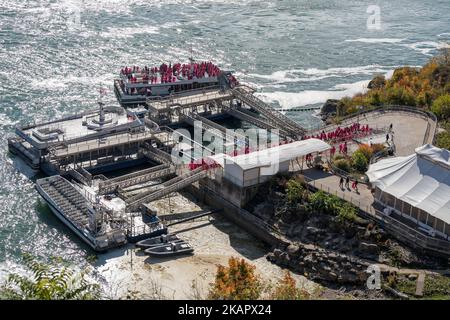 Cascate del Niagara, Ontario, Canada - 27 2022 ottobre: Tour in barca della città del Niagara. Stagione fogliame autunnale. Foto Stock