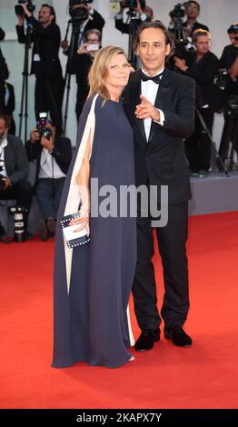 Alexandre Desplat e Dominique Lemonnier camminano sul tappeto rosso davanti alla proiezione "la forma dell'acqua" durante il 74th° Festival del Cinema di Venezia, il 31 agosto 2017. (Foto di Matteo Chinellato/NurPhoto) Foto Stock