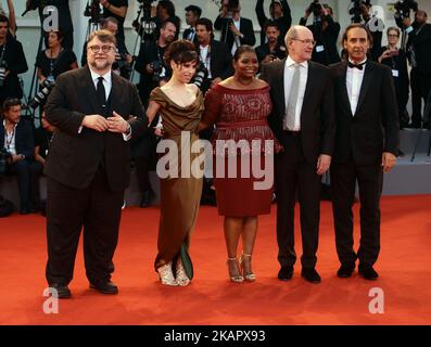 Alexandre Desplat, Richard Jenkins, Octavia Spencer, Sally Hawkins e Guillermo del Toro camminano sul tappeto rosso davanti alla proiezione "The Shape of Water" durante il 74th° Festival del Cinema di Venezia, il 31 agosto 2017. (Foto di Matteo Chinellato/NurPhoto) Foto Stock