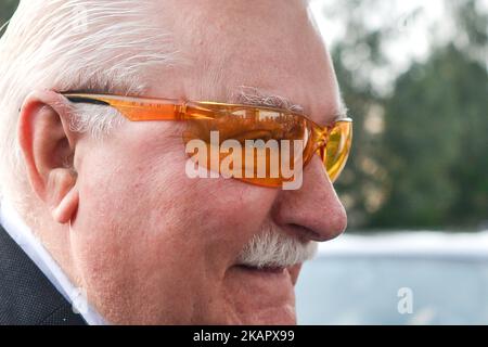 Lech Walesa, co-fondatore ed ex capo della solidarietà (Solidarnosc), il primo sindacato indipendente del blocco sovietico, arriva al monumento ai lavoratori caduti del cantiere navale del 1970 presso la porta n.2 del cantiere navale di Danzica, il 37° anniversario dell'accordo di Danzica, che ha permesso la creazione del sindacato di solidarietà. Giovedì 31 agosto 2017, a Gdansk, Polonia. Foto di Artur Widak Foto Stock