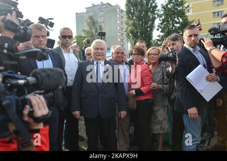 Lech Walesa, co-fondatore ed ex capo della solidarietà (Solidarnosc), primo sindacato indipendente del blocco sovietico, durante l'inno nazionale polacco al monumento ai lavoratori caduti dei cantieri navali del 1970 vicino alla porta n° 37th di Danzica in occasione del° anniversario dell'accordo di Danzica, Che hanno permesso la costituzione del sindacato di solidarietà. Giovedì 31 agosto 2017 a Danzica, Polonia. Foto di Artur Widak Foto Stock