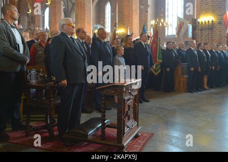 Lech Walesa, co-fondatore ed ex capo della solidarietà (Solidarnosc), il primo sindacato indipendente del blocco sovietico, all'interno della chiesa parrocchiale dei cantieri navali di Danzica, la chiesa di Santa Brigida, durante il 37° anniversario dell'accordo di Danzica. Giovedì 31 agosto 2017, a Gdansk, Polonia. Foto Stock