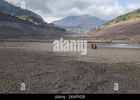 La Spagna è sulla strada della peggiore siccità degli ultimi 20 anni. Le paludi detengono meno della metà dell'acqua che possono immagazzinare, con il 47,93% delle riserve a Leon, Spagna il 1 settembre 2017. Nel nord del paese, il suo serbatoio principale raggiunge appena il 10%. (Foto di Alvaro Fuente/NurPhoto) Foto Stock