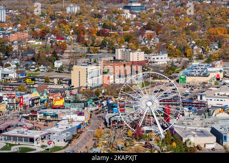 Ontario, Canada - 27 2022 ottobre : Niagara Falls City centro in autunno stagione fogliame. Ruota panoramica Niagara SkyWheel. Foto Stock