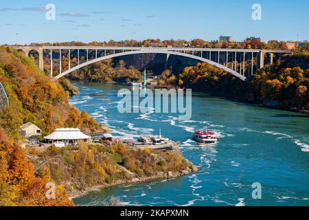 Cascate del Niagara, Ontario, Canada - 27 2022 ottobre: Tour in barca della città del Niagara. Stagione fogliame autunnale. Foto Stock