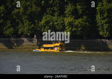 Un autobus ibrido di London Duck Tours è raffigurato mentre inizia il suo tour, Londra il 1 settembre 2017. London Duck Tours cesserà di essere operativo il 18 settembre, riferisce London SE1, dopo aver perso l'accesso alla slipway di Lacks Dock sull'Albert Embankment. (Foto di Alberto Pezzali/NurPhoto) Foto Stock