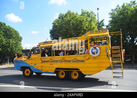 Un autobus ibrido di London Duck Tours è raffigurato mentre inizia il suo tour, Londra il 1 settembre 2017. London Duck Tours cesserà di essere operativo il 18 settembre, riferisce London SE1, dopo aver perso l'accesso alla slipway di Lacks Dock sull'Albert Embankment. (Foto di Alberto Pezzali/NurPhoto) Foto Stock