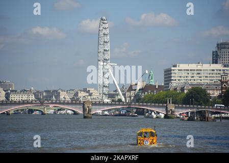 Un autobus ibrido di London Duck Tours è raffigurato mentre inizia il suo tour, Londra il 1 settembre 2017. London Duck Tours cesserà di essere operativo il 18 settembre, riferisce London SE1, dopo aver perso l'accesso alla slipway di Lacks Dock sull'Albert Embankment. (Foto di Alberto Pezzali/NurPhoto) Foto Stock