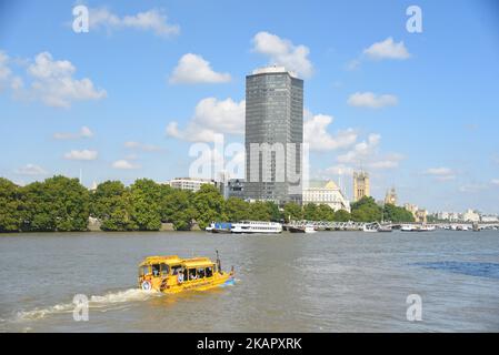 Un autobus ibrido di London Duck Tours è raffigurato mentre inizia il suo tour, Londra il 1 settembre 2017. London Duck Tours cesserà di essere operativo il 18 settembre, riferisce London SE1, dopo aver perso l'accesso alla slipway di Lacks Dock sull'Albert Embankment. (Foto di Alberto Pezzali/NurPhoto) Foto Stock