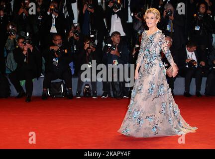 Jane fonda cammina il tappeto rosso davanti alla proiezione "le nostre anime di notte" durante il 74th° Festival del Cinema di Venezia, il 1 settembre 2017. (Foto di Matteo Chinellato/NurPhoto) Foto Stock