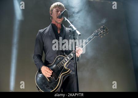 La rock band americana Interpol si esibirà dal vivo all'Alexandra Palace di Londra il 1 settembre 2017. La band è in tournée per il 15th° anniversario del loro album di debutto 'Turn on the Bright Light'. La formazione della band è composta da Paul Banks (voce, chitarra), Daniel Kessler (basso) e Sam Fogarino (batteria) (Foto di Alberto Pezzali/NurPhoto) Foto Stock