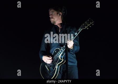 La rock band americana Interpol si esibirà dal vivo all'Alexandra Palace di Londra il 1 settembre 2017. La band è in tournée per il 15th° anniversario del loro album di debutto 'Turn on the Bright Light'. La formazione della band è composta da Paul Banks (voce, chitarra), Daniel Kessler (basso) e Sam Fogarino (batteria) (Foto di Alberto Pezzali/NurPhoto) Foto Stock