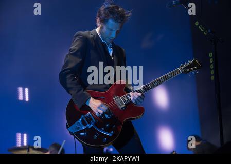 La rock band americana Interpol si esibirà dal vivo all'Alexandra Palace di Londra il 1 settembre 2017. La band è in tournée per il 15th° anniversario del loro album di debutto 'Turn on the Bright Light'. La formazione della band è composta da Paul Banks (voce, chitarra), Daniel Kessler (basso) e Sam Fogarino (batteria) (Foto di Alberto Pezzali/NurPhoto) Foto Stock