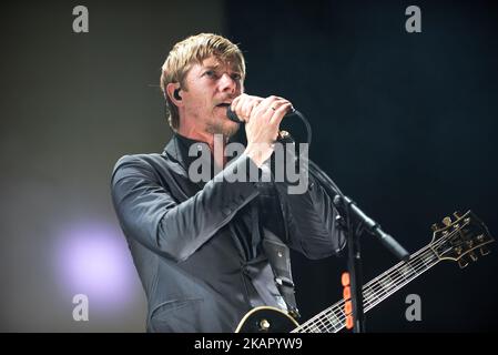 La rock band americana Interpol si esibirà dal vivo all'Alexandra Palace di Londra il 1 settembre 2017. La band è in tournée per il 15th° anniversario del loro album di debutto 'Turn on the Bright Light'. La formazione della band è composta da Paul Banks (voce, chitarra), Daniel Kessler (basso) e Sam Fogarino (batteria) (Foto di Alberto Pezzali/NurPhoto) Foto Stock