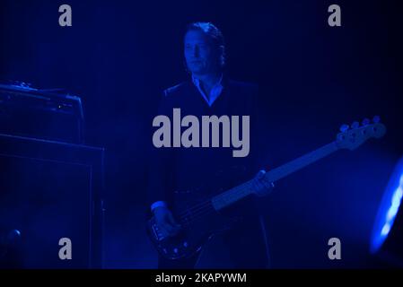 La rock band americana Interpol si esibirà dal vivo all'Alexandra Palace di Londra il 1 settembre 2017. La band è in tournée per il 15th° anniversario del loro album di debutto 'Turn on the Bright Light'. La formazione della band è composta da Paul Banks (voce, chitarra), Daniel Kessler (basso) e Sam Fogarino (batteria) (Foto di Alberto Pezzali/NurPhoto) Foto Stock