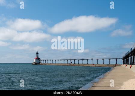 La vista del Michigan City East Pierhead Lighthouse in una giornata di sole Foto Stock