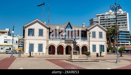 Una vista esterna della Galleria d'Arte Municipale di Larnaca, Cipro, alla luce del sole Foto Stock