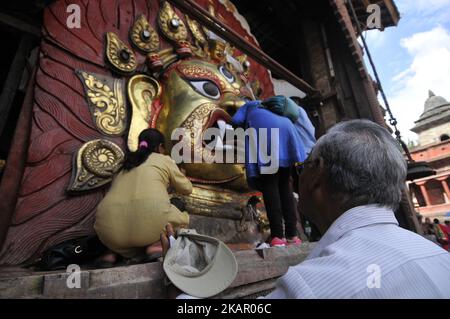 Un devoto nepalese che osserva come sacerdote locale decorare l'enorme maschera di idolo Swet Bharab il primo giorno del Festival Indra Jatra celebrato a Basantapur Durbar Square, Kathmandu, Nepal Domenica, 03 settembre 2017. L'enorme maschera di Swet Bhairab è aperta solo per una settimana durante il festival Indra Jatra. I devoti hanno celebrato il dio della pioggia 'Indra' per una settimana a Kathmandu. (Foto di Narayan Maharjan/NurPhoto) Foto Stock