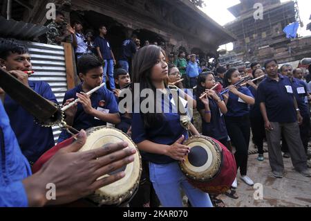 I devoti nepalesi suonano strumenti tradizionali durante il primo giorno del Festival Indra Jatra celebrato in Basantapur Durbar Square, Kathmandu, Nepal n Domenica, 03 settembre 2017. L'enorme maschera di Swet Bhairab è aperta solo per una settimana durante il festival Indra Jatra. I devoti hanno celebrato il dio della pioggia 'Indra' per una settimana a Kathmandu. (Foto di Narayan Maharjan/NurPhoto) Foto Stock