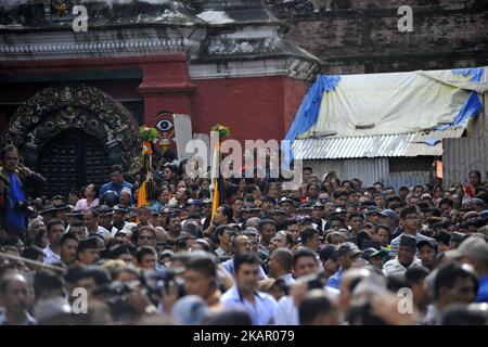 I devoti nepalesi osservano l'erezione di lungo legno Log (Yo: Shin) il primo giorno di Indra Jatra Festival presso i locali di Basantapur Durbar Square, Kathmandu, Nepal Domenica, 03 settembre 2017. L'enorme maschera di Swet Bhairab è aperta solo per una settimana durante il festival Indra Jatra. I devoti hanno celebrato il dio della pioggia 'Indra' per una settimana a Kathmandu. (Foto di Narayan Maharjan/NurPhoto) Foto Stock