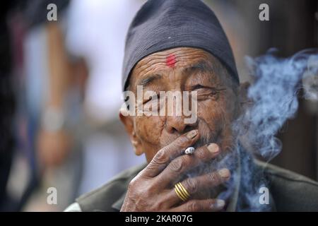 Un vecchio fuma presso i locali di Basantapur Durbar Square, Kathmandu, Nepal Domenica 03 settembre 2017. (Foto di Narayan Maharjan/NurPhoto) Foto Stock