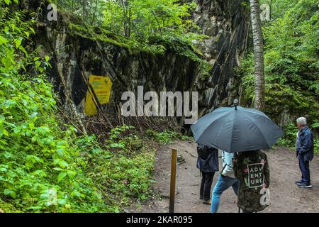 Le persone che camminano presso le rovine di Lair Wolf sono viste il 2 settembre 2017 a Gierloz , Polonia. Lair di Wolf (ger. Wolfsschanze) rovine del quartier generale della guerra di Adolf Hilter è una città nascosta nel bosco composta da 200 edifici: Rifugi, caserme, 2 aeroporti, una centrale elettrica, una stazione ferroviaria, condizionatori d'aria, forniture d'acqua, impianti di generazione di calore e due teleprinter. (Foto di Michal Fludra/NurPhoto) Foto Stock