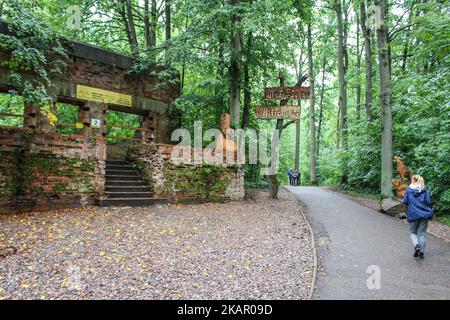 Le persone che camminano presso le rovine di Lair Wolf sono viste il 2 settembre 2017 a Gierloz , Polonia. Lair di Wolf (ger. Wolfsschanze) rovine del quartier generale della guerra di Adolf Hilter è una città nascosta nel bosco composta da 200 edifici: Rifugi, caserme, 2 aeroporti, una centrale elettrica, una stazione ferroviaria, condizionatori d'aria, forniture d'acqua, impianti di generazione di calore e due teleprinter. (Foto di Michal Fludra/NurPhoto) Foto Stock