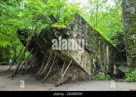 Le persone che camminano presso le rovine di Lair Wolf sono viste il 2 settembre 2017 a Gierloz , Polonia. Lair di Wolf (ger. Wolfsschanze) rovine del quartier generale della guerra di Adolf Hilter è una città nascosta nel bosco composta da 200 edifici: Rifugi, caserme, 2 aeroporti, una centrale elettrica, una stazione ferroviaria, condizionatori d'aria, forniture d'acqua, impianti di generazione di calore e due teleprinter. (Foto di Michal Fludra/NurPhoto) Foto Stock