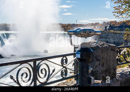 Telescopio binoculare a gettoni. Cascate Horseshoe nella stagione fogliare autunnale. Niagara Falls City, Ontario, Canada. Foto Stock