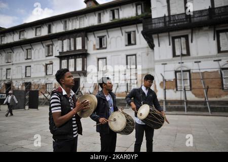 I devoti nepalesi suonano strumenti tradizionali durante la celebrazione di Kumari puja in Basantapur Durbar Square, Katmandu, Nepal, lunedì 04 settembre 2017. Complessivamente 108 giovani al di sotto dei nove anni si sono riunite per la puja Kumari, una tradizione di adorazione, che crede di fare puja salvare le piccole ragazze da malattie e sfortuna in futuro. (Foto di Narayan Maharjan/NurPhoto) Foto Stock