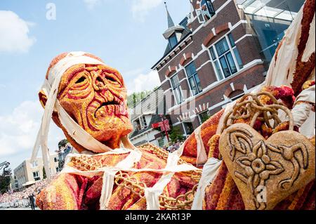 Settembre 3rd, Zundert. La prima domenica di settembre di ogni anno dal 1936, Zundert, una piccola città dei Paesi Bassi che è il luogo di nascita di Vincent van Gogh, si mette in scena la più grande parata floreale del mondo, gestita da volontari, con una zattera di carri a cielo aperto realizzati con dahlias locali. Con le voci di bonkers-looking dai distretti locali competenti elettrificanti le strade della città sotto forma di volpi grandi fiore-basate, Signore di capelli rossi, draghi ed altre creature e astrazioni, con ogni galleggiante di 66-piede-lungo, 33-piede-alto fatto da circa mezzo milione dahlias. (Foto di Romy Arroyo Fernande Foto Stock