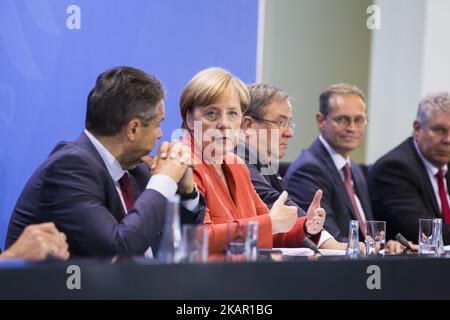 (L-R) Vice Cancelliere e Ministro degli esteri Sigmar Gabriel, Cancelliere tedesco Angela Merkel, primo ministro della Renania settentrionale-Vestfalia Armin Laschet, Il sindaco di Berlino Micahel Mueller e il sindaco di Monaco Dieter Reiter vengono raffigurati durante una conferenza stampa a seguito di un incontro tra il governo e gli stati federali e i comuni per quanto riguarda i miglioramenti della qualità dell'aria nelle città alla Cancelleria di Berlino, Germania, il 4 settembre 2017. (Foto di Emmanuele Contini/NurPhoto) Foto Stock