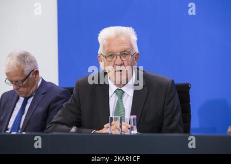 Il primo ministro del Baden-Wuerttemberg Winfried Kretschmann è stato raffigurato durante una conferenza stampa a seguito di un incontro tra il governo e gli stati federali e i comuni per quanto riguarda il miglioramento della qualità dell'aria nelle città alla Cancelleria di Berlino, Germania, il 4 settembre 2017. (Foto di Emmanuele Contini/NurPhoto) Foto Stock