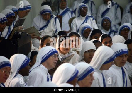 Le suore indiane delle Missionarie della Carità pregano nella casa delle Missionarie della Carità in occasione del 20th° anniversario della morte di Santa Madre Teresa a Kolkata , India, martedì 5th settembre , 2017.il premio Nobel per la pace Madre Teresa è stato canonizzato da Papa Francesco durante una cerimonia nella Città del Vaticano il 04 settembre 2016 e la rende Santa Teresa cattolica di Calcutta. (Foto di Sonali Pal Chaudhury/NurPhoto) Foto Stock