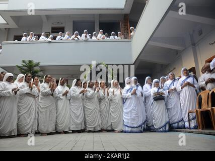 Le suore indiane delle Missionarie della Carità e dei devoti cristiani pregano nella casa delle Missionarie della Carità in occasione del 20th° anniversario della morte di Santa Madre Teresa a Kolkata , India, martedì 5th settembre , 2017.il premio Nobel per la pace Madre Teresa è stato canonizzato da Papa Francesco durante una cerimonia nella Città del Vaticano il 04 settembre 2016 e la rende Santa Teresa cattolica di Calcutta. (Foto di Sonali Pal Chaudhury/NurPhoto) Foto Stock