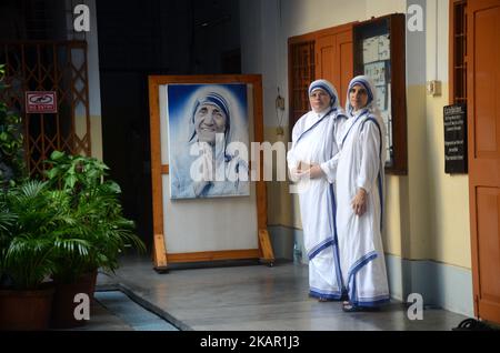 Le suore indiane delle Missionarie della Carità durante il 20th° anniversario della morte di Santa Madre Teresa nella casa delle Missionarie della Carità a Kolkata , India, martedì 5th settembre , 2017.il premio Nobel per la pace Madre Teresa è stato canonizzato da Papa Francesco durante una cerimonia nella Città del Vaticano il 04 settembre 2016 e la rende Santa Teresa cattolica di Calcutta. (Foto di Sonali Pal Chaudhury/NurPhoto) Foto Stock