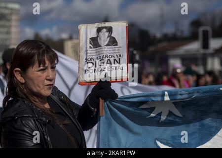 Parenti e amici hanno tenuto una manifestazione per commemorare i 12 anni della scomparsa del giovane José Huenante per mano del poliziotto cileno José Gerardo Huenante Huenante, un ragazzo di 16 anni, è stato arrestato e fatto scomparire dalla polizia cilena il 3 settembre, 2005 nella città di Puerto Montt nel Cile meridionale. José scompare durante il governo del Concertación presieduto da Ricardo Lagos. È il secondo detenuto scomparso nei governi civili. Il corpo non è ancora stato trovato 12 anni dopo il suo arresto e i colpevoli sono ancora in grande a Puerto Montt, in Cile. (Foto Foto Stock