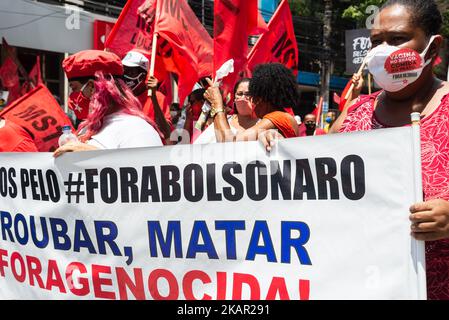 Salvador, Bahia, Brasile - 02 ottobre 2021: Il manifestante porta bandiera durante la manifestazione contro il presidente Jair Bolsonaro nella città di Salvador. Foto Stock