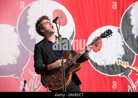 La band indie rock inglese circa Waves si esibisce sul palco durante il primo giorno del Reading Festival, il 25 agosto 2017. La band è composta dal frontman Kieran Shudall (voce, chitarra), Sam Rourke (basso), Colin Jones (batteria) e Joe Falconer (chitarrista). (Foto di Alberto Pezzali/NurPhoto) Foto Stock