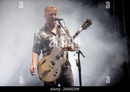 La rock band americana Queens of the Stone Age si esibisce in un concerto a sorpresa, il primo giorno del Reading Festival, il 25 agosto 2017. La formazione della band comprende il fondatore Josh Homme (voce principale, chitarra, pianoforte), insieme ai membri di lunga data Troy Van Leeuwen (chitarra, lap steel, tastiera, percussioni, voce di sottofondo), Michael Shuman (basso, tastiera, voce di supporto), Dean Fertita (tastiere, chitarra, Percussioni, voce di supporto), e recente aggiunta Jon Theodore (batteria, percussioni). (Foto di Alberto Pezzali/NurPhoto) Foto Stock