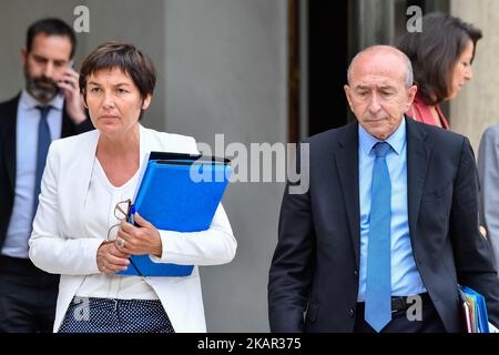 Il Ministro francese d'oltremare Annick Girardin (L) e il Ministro francese degli interni Gerard Collomb (R) partono dopo la riunione settimanale del gabinetto presso il palazzo presidenziale francese Elysee, il 6 settembre 2017 a Parigi. (Foto di Julien Mattia/NurPhoto) Foto Stock