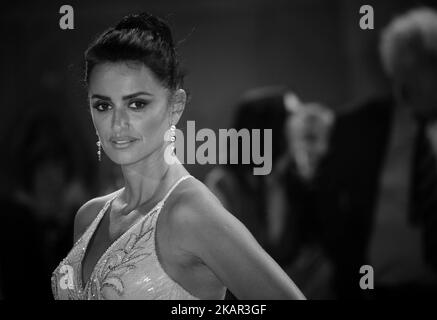 Venezia, Italia. 06 Settembre 2017. Penelope Cruz partecipa alla prima edizione del film 'Loving Pablo' presentato fuori concorso al Festival del Cinema di Venezia 74th (Foto di Matteo Chinellato/NurPhoto) Foto Stock